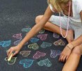 /album/galerie-photos/fille-qui-fait-des-coeurs-jpg/